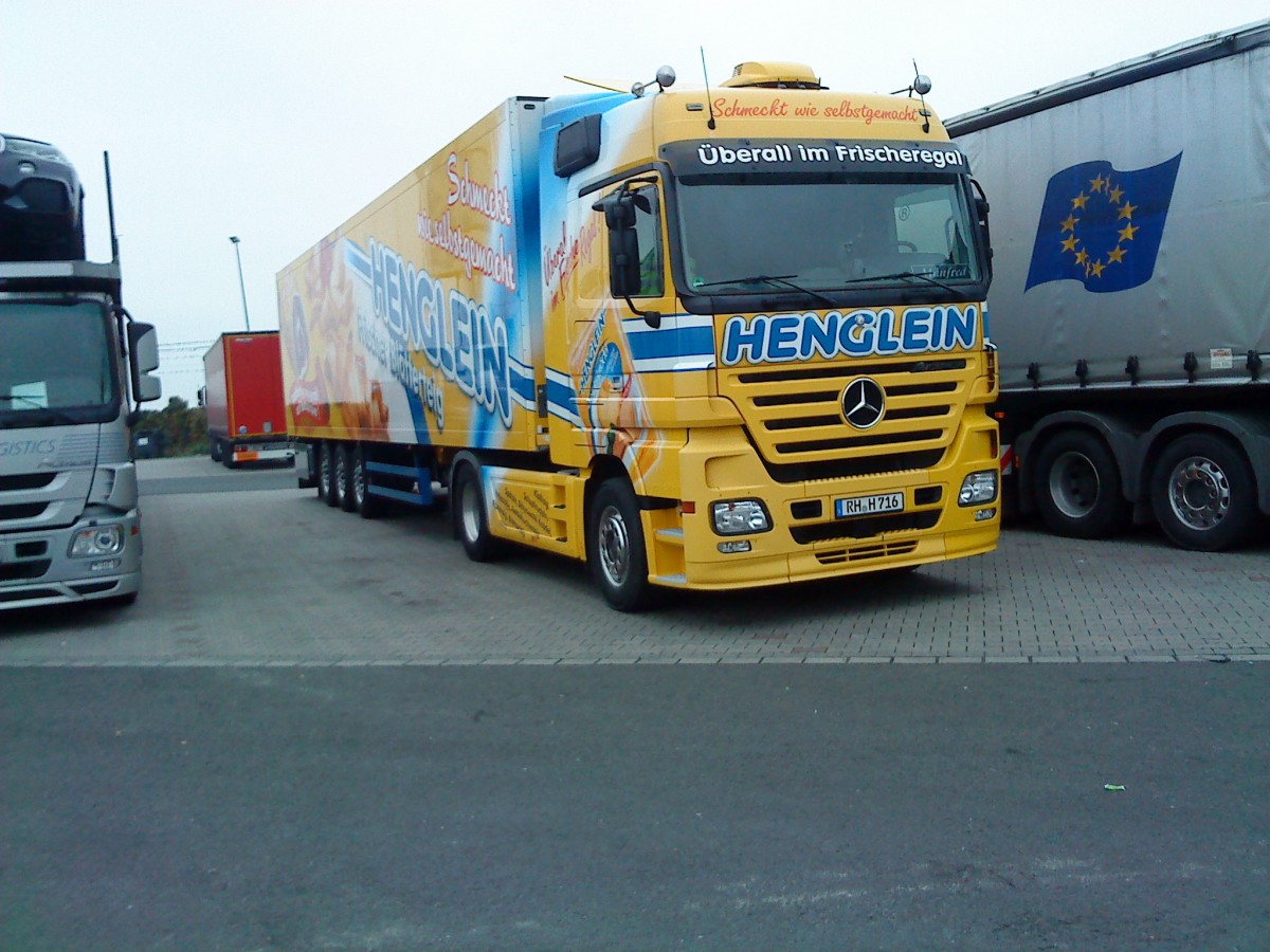 SZM Mercedes-Benz Actros mit Khlkofferauflieger der Firma Henglein auf dem Autohof in Grnstadt am 20.11.2013