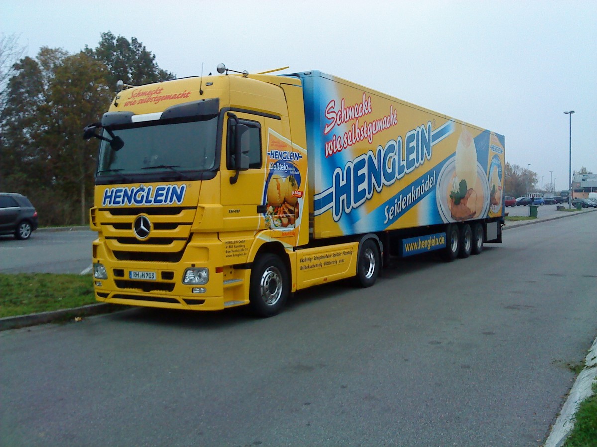 SZM Mercedes-Benz Actros mit Khlkofferauflieger der Firma Henglein auf dem Rasthof an der A 61 am 19.11.2013