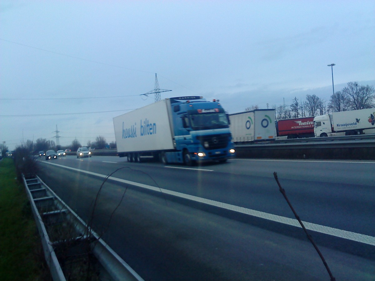 SZM Mercedes-Benz Actros mit Khlkofferauflieger gesehen auf der A 61, Hhe Raststtte Dannstadt, am 15.01.2014