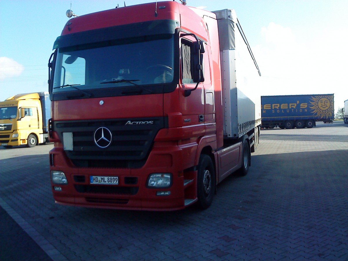 SZM Mercedes-Benz Actros mit Pritsche-Planen-Auflieger auf dem Autohof in Grnstadt am 11.11.2013