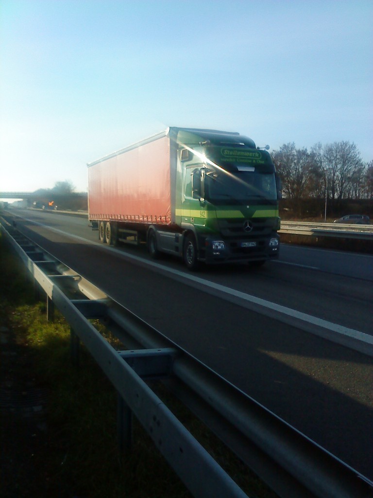 SZM Mercedes-Benz Actros mit Pritsche-Planen-Auflieger gesehen auf der A 61 Hhe Raststtte Dannstadt am 15.01.2014