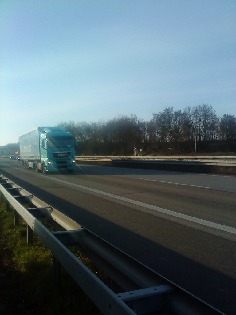 SZM Mercedes-Benz Actros mit Pritsche-Planen-Auflieger gesehen auf der A61, Hhe Raststtte Dannstadt, am 15.01.2014