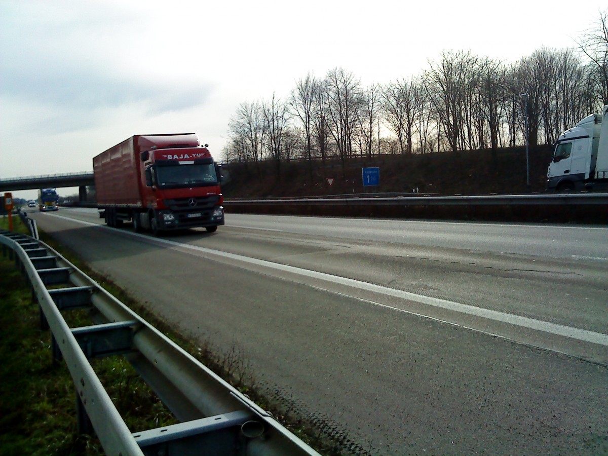 SZM Mercedes-Benz Actros mit Pritsche-Planen-Auflieger gesehen auf der A 61 Hhe Rasthof Dannstadt am 18.02.2014