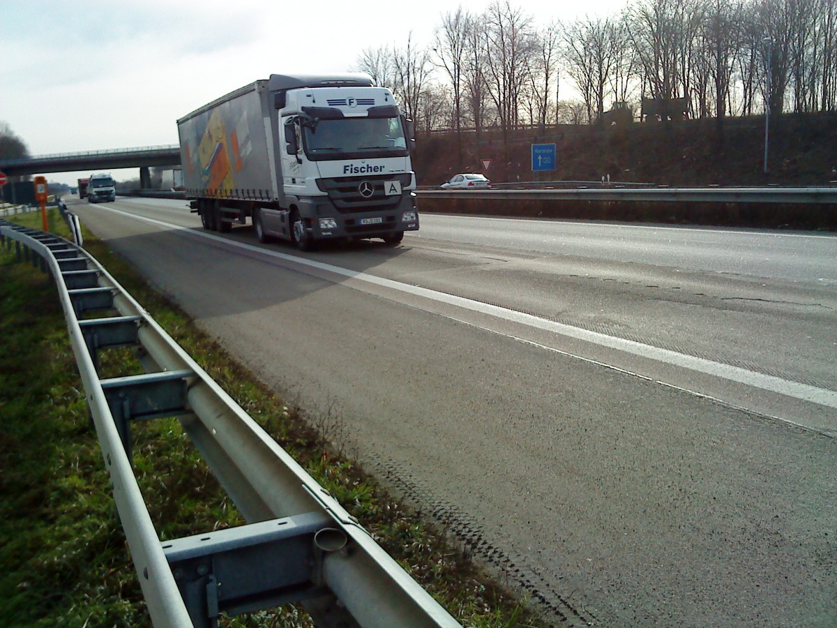 SZM Mercedes-Benz Actros mit Pritsche-Planen-Auflieger der Spedition Fischer gesehen auf der A 61 Hhe Dannstadt am 18.02.2014