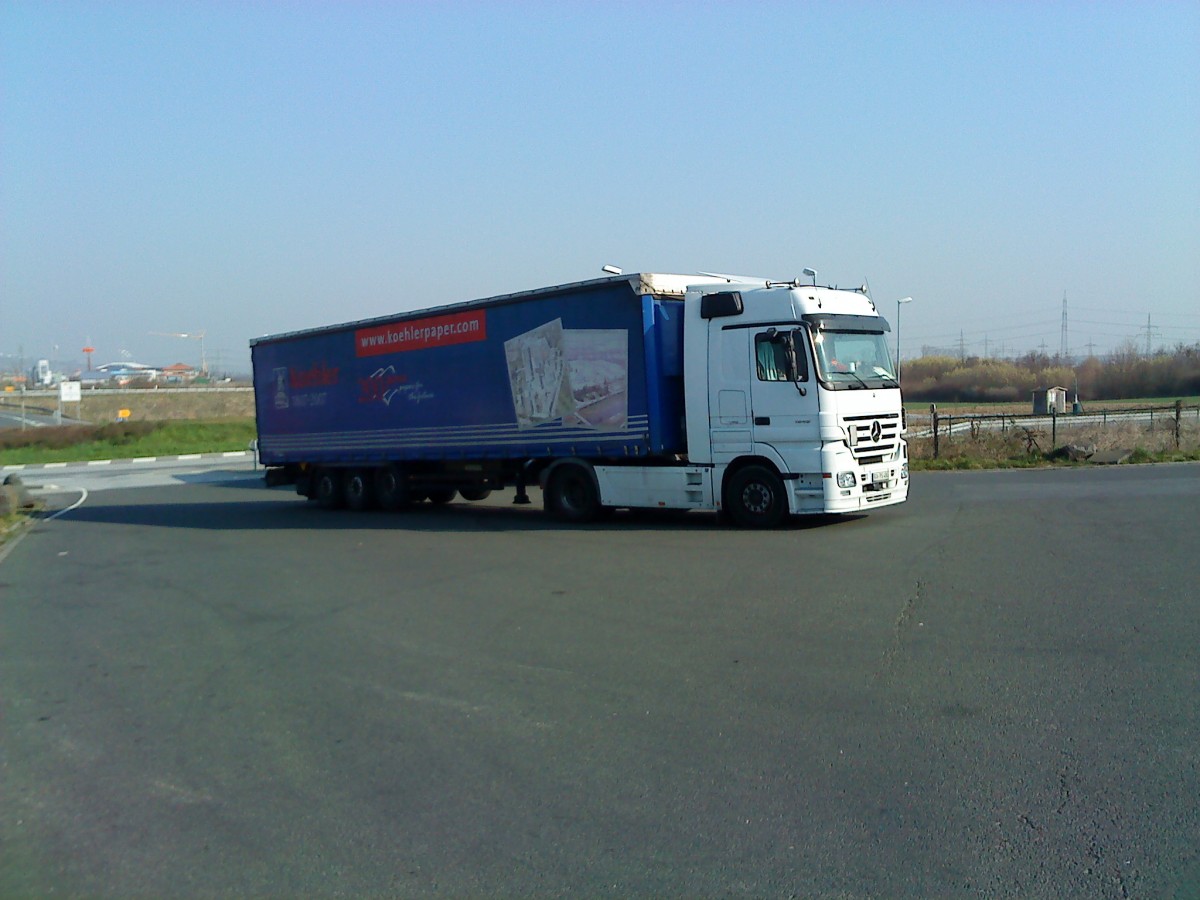 SZM Mercedes-Benz Actros mit Pritsche-Planen-Auflieger der Firma Khler Papier gesehen auf dem Autohof in Grnstadt am 12.03.2014