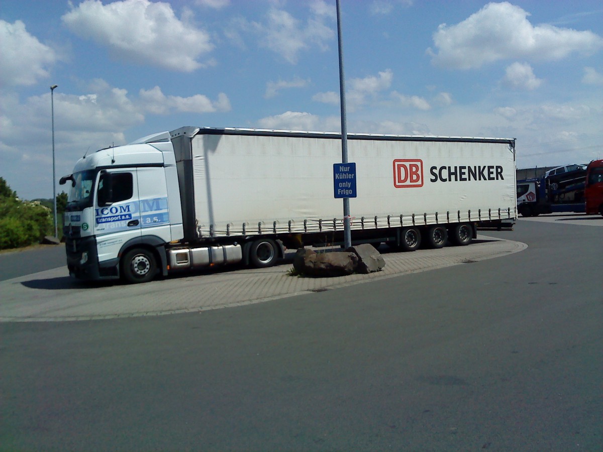 SZM Mercedes-Benz Actros mit Pritsche-Planen-Auflieger der Spedition Schenker AG gesehen auf dem Autohof in Grünstadt  am 16.05.2014