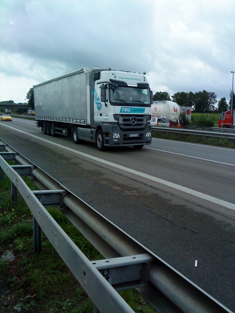 SZM Mercedes-Benz Actros mit Pritsche-Planen-Auflieger der Spedition TMG unterwegs auf der A 61, Hhe Rasthof Dannstadt, am 14.07.2014
