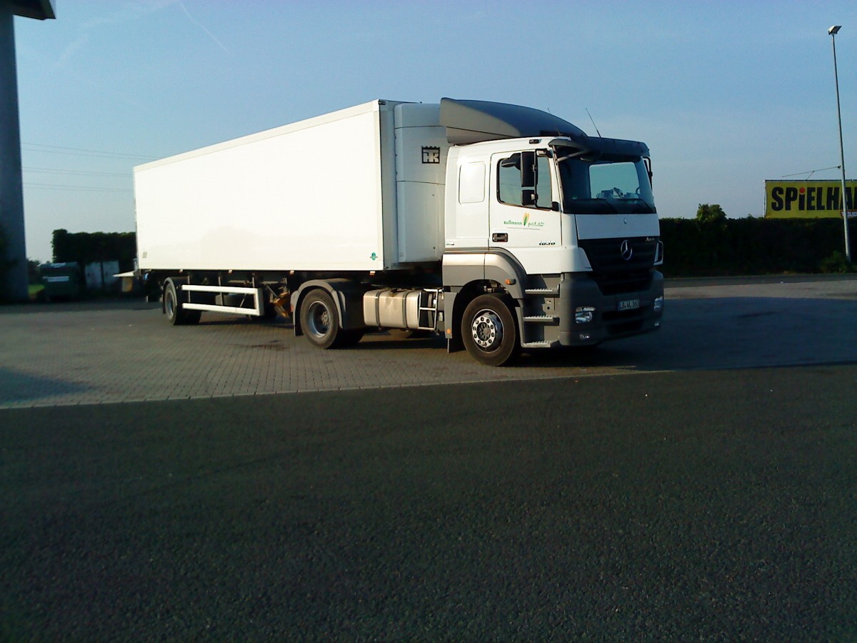 SZM Mercedes-Benz Axor mit Khlkofferauflieger gesehen auf dem Autohof in Grnstadt am 30.04.2014