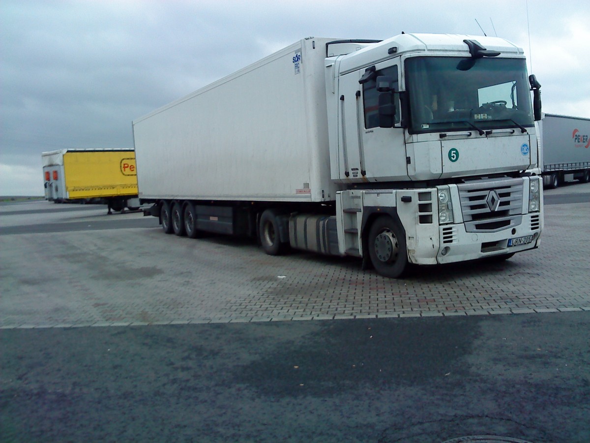 SZM Renault Magnum mit Khlkofferauflieger auf dem Autohof in Grnstadt am 05.12.2013