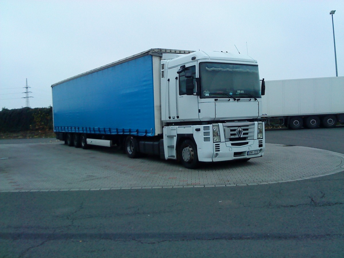 SZM Renault Magnum mit Pritsche-Planen-Auflieger bei der Rast auf dem Autohof in Grnstadt am 20.11.2013