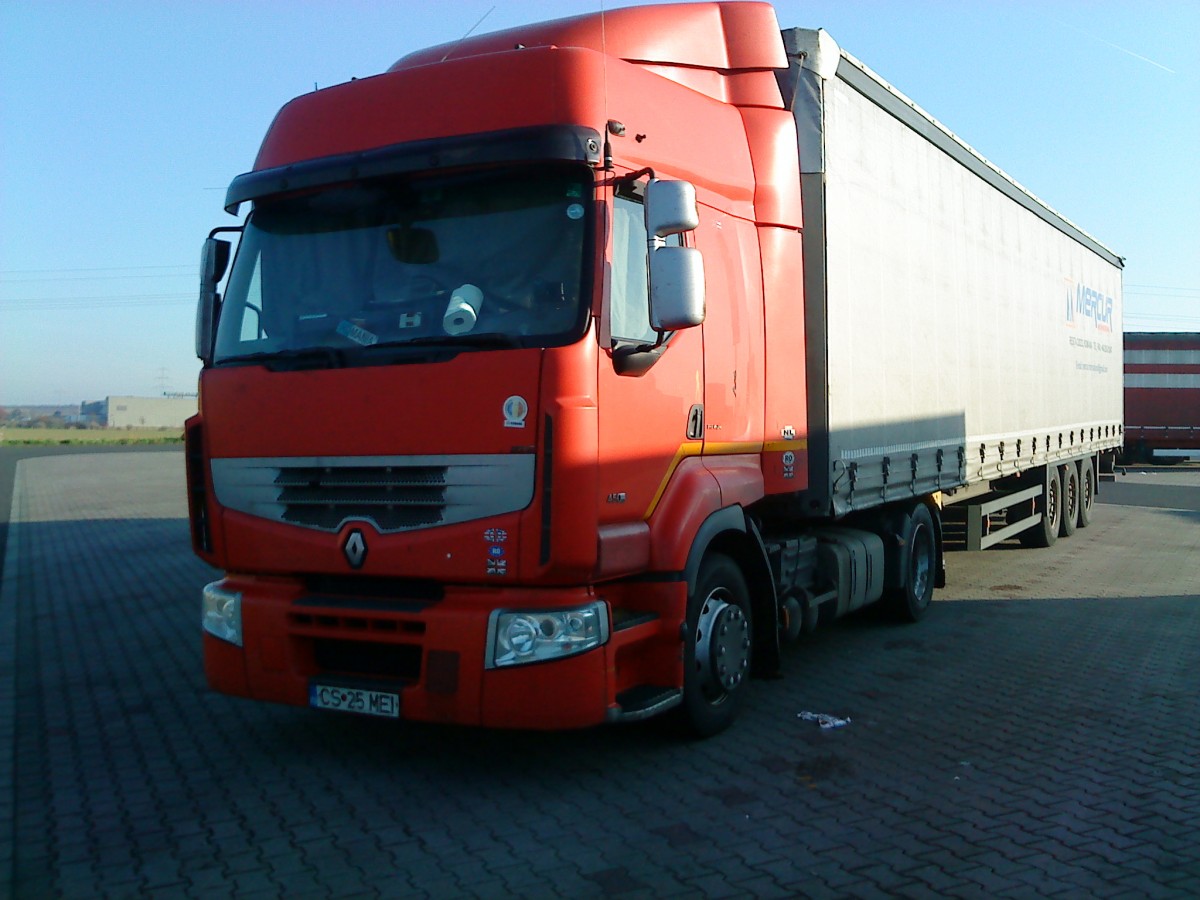 SZM Renault Magnum mit Pritsche-Planen-Auflieger der  Mercur Sdlogistik Spedition GmbH Mannheim am 11.12.2013