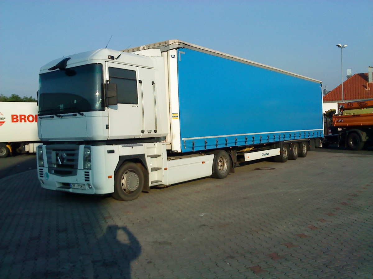 SZM Renault Magnum mit Pritsche-Planen-Auflieger gesehen auf dem Autohof in Grünstadt am 30.04.2014
