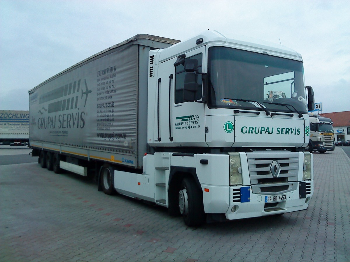 SZM Renault Magnum mit Pritsche-Planen-Auflieger der Spedition Grupaj Servis
auf dem Autohof in Grnstadt am 16.06.2014