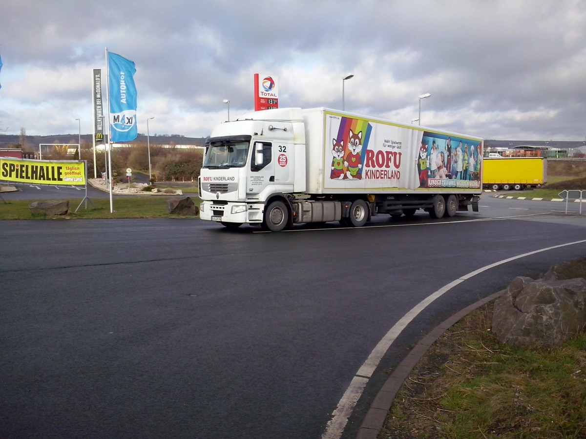 SZM Renault Premium mit Kofferauflieger der Firma ROFU Kinderland auf dem Weg zum Autohof in Grnstadt am 13.02.2014