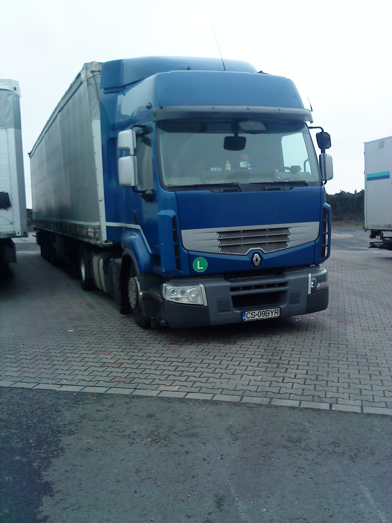 SZM Renault Premium mit Pritsche-Planen-Auflieger gesehen auf dem Parkplatz am Autohof Grnstadt am 03.02.2014