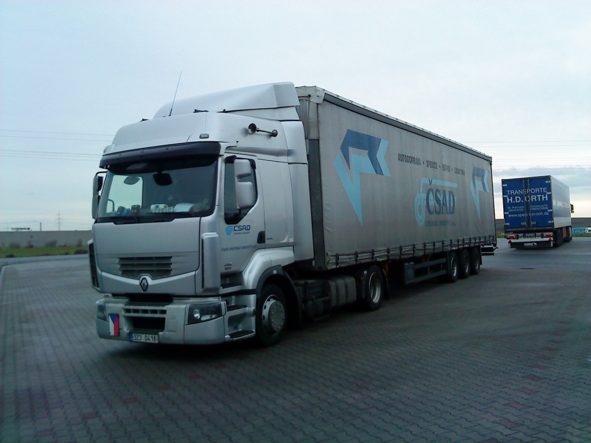 SZM Renault Premium mit Pritsche-Planen-Auflieger gesehen auf dem Autohof in Grnstadt am 13.02.2014