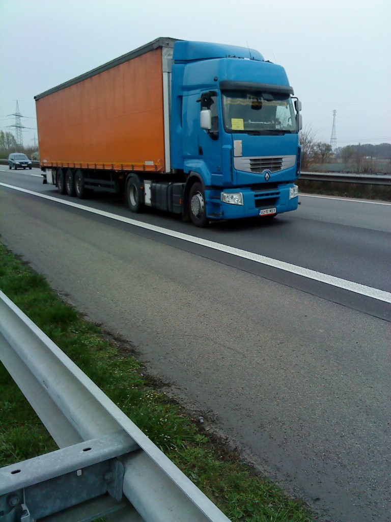 SZM Renault Premium mit Pritsche-Planen-Auflieger gesehen auf der A 61 Hhe Rasthof Dannstadt am 18.03.2014