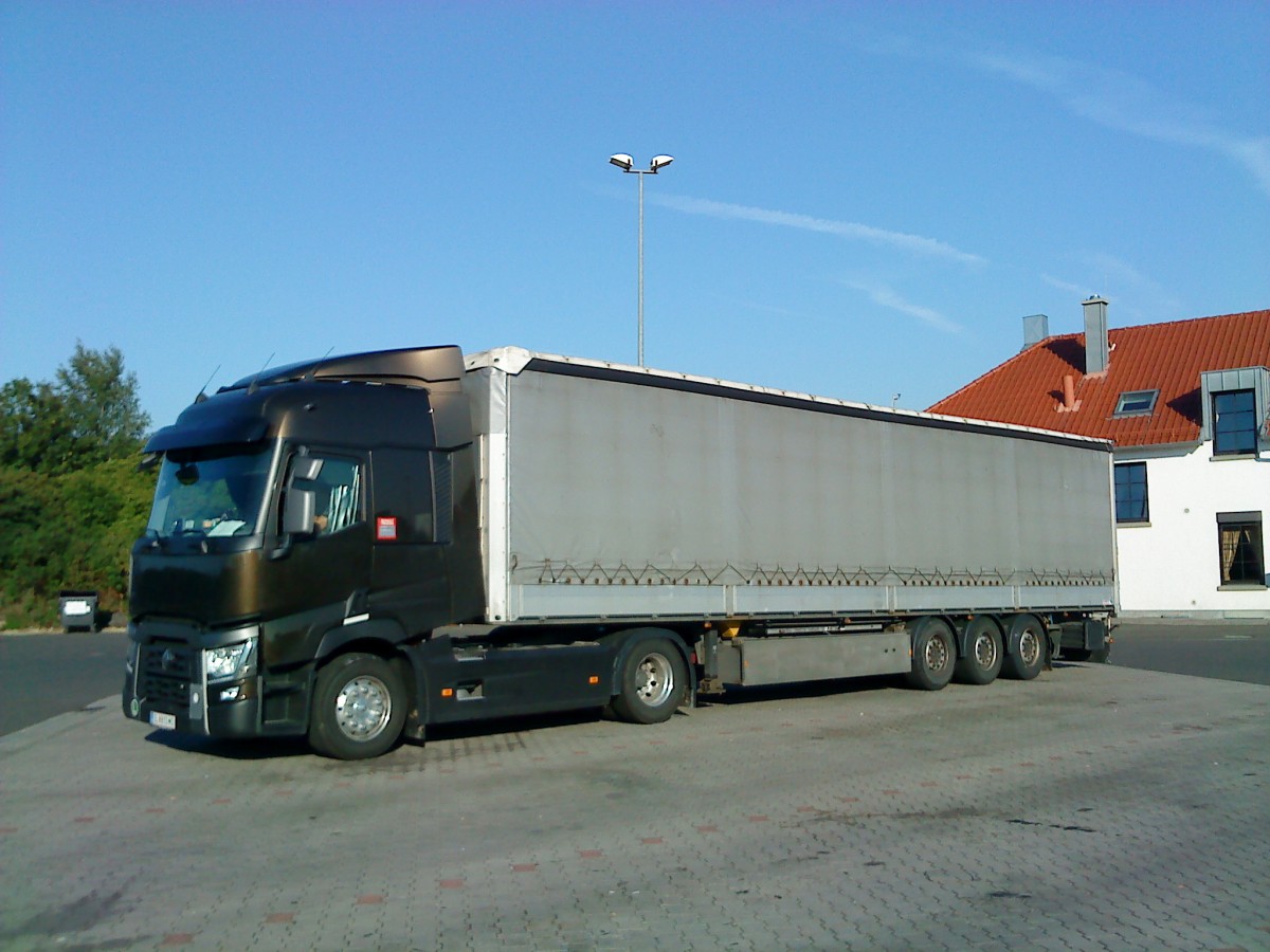 SZM Renault Premium mit Pritsche-Planen-Auflieger gesehen auf dem Autohof in Grnstadt am 14.07.2014