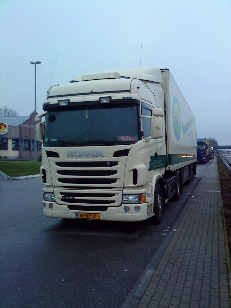 SZM SCANIA G 480 mit Khlkofferauflieger gesehen auf dem Parkplatz an der Raststtte Dannstadt gelegen an der A 61 am 14.01.2014