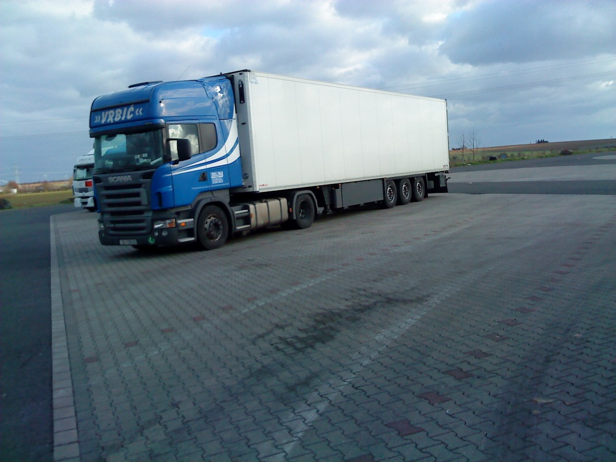 SZM SCANIA mit Khlkofferauflieger auf dem Autohof in Grnstadt am 06.12.2013