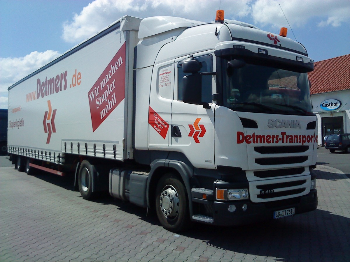 SZM SCANIA R 410 mit Groraum-Pritschen-Planen-Auflieger der Spedition Detmers Transporte gesehen auf dem Autohof in Grnstadt am 16.05.2014