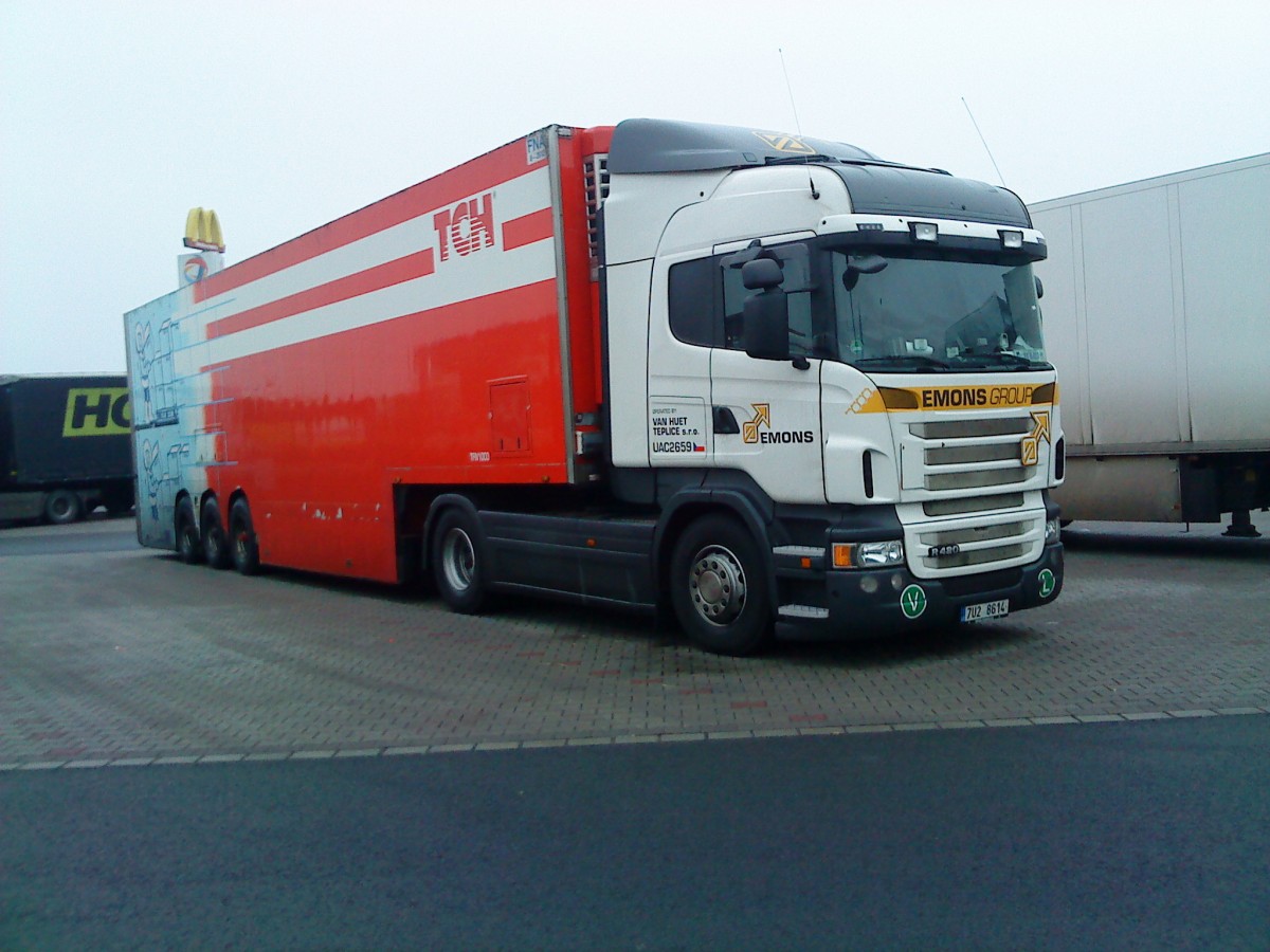 SZM SCANIA R 420 mit Groraum-Khlkoffer-Auflieger der Emons-Group Kln auf dem Autohof in Grnstadt am 10.12.2013