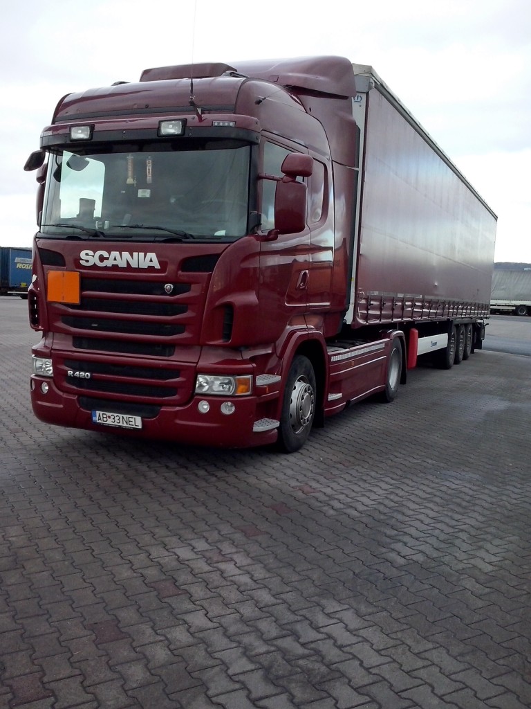 SZM SCANIA R 420 mit Pritsche-Planen-Auflieger gesehen auf dem Autohof in Grnstadt am 11.02.2014