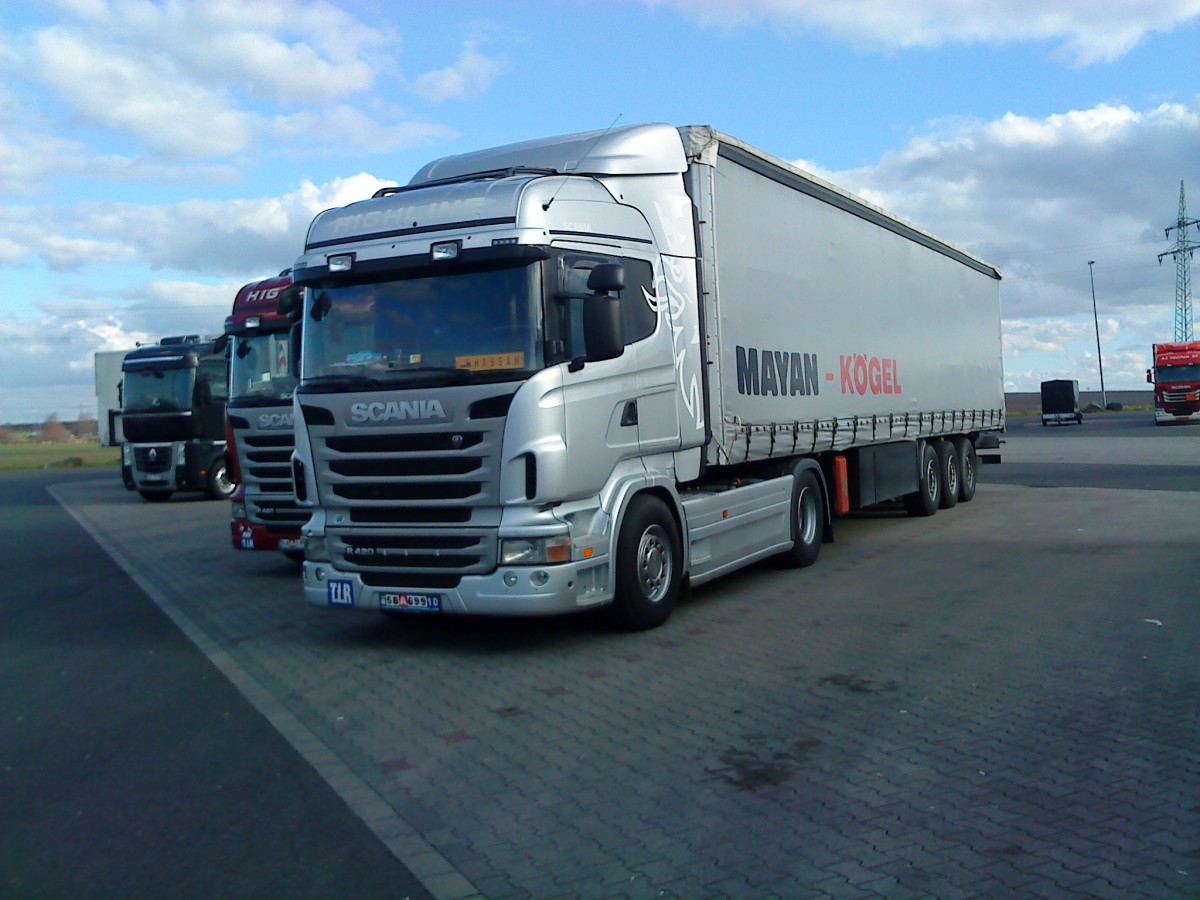 SZM SCANIA R 420 mit Kgel Pritsche-Planen-Auflieger gesehen auf dem Autohof in Grnstadt am 18.02.2014