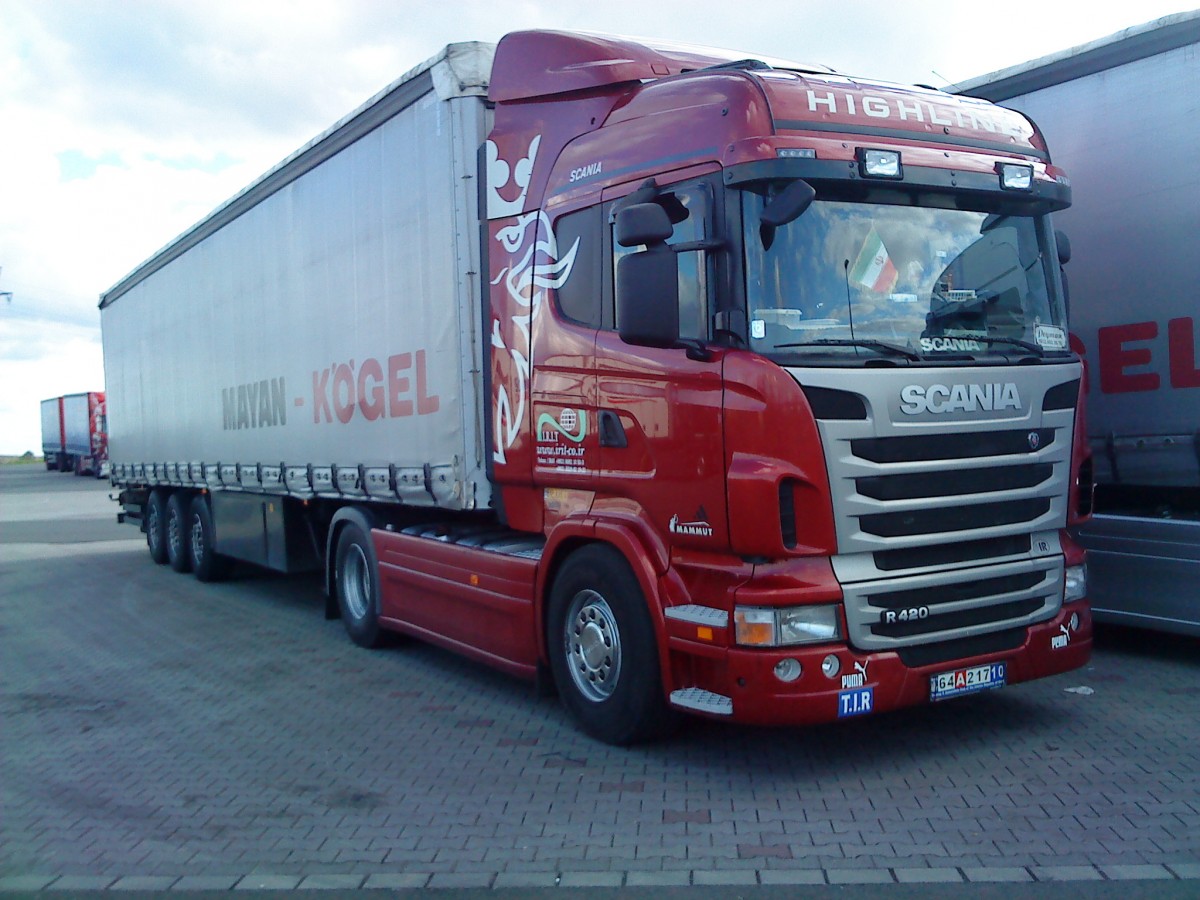 SZM SCANIA  R 420 mit Kgel Pritsche-Planen-Auflieger gesehen auf dem Autohof in Grnstadt am 18.02.2014