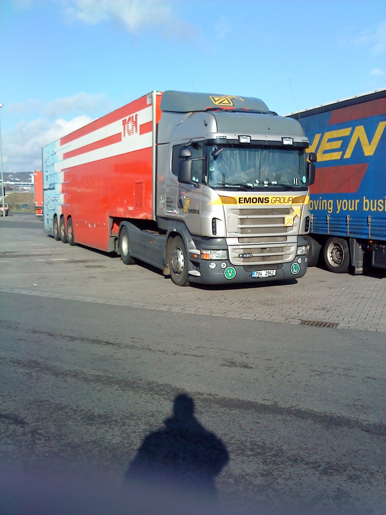 SZM SCANIA R 420 mit Groraum-Kofferauflieger der Speditionsgruppe Emons gesehen auf dem Autohof in Grnstadt am 26.02.2014