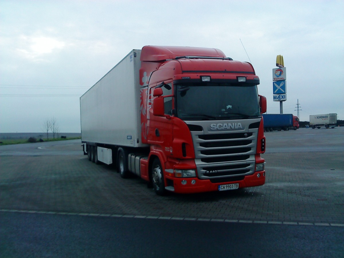 SZM SCANIA R 440 mit Khlkofferauflieger gesehen auf dem Autohof in Grnstadt am 10.02.2014