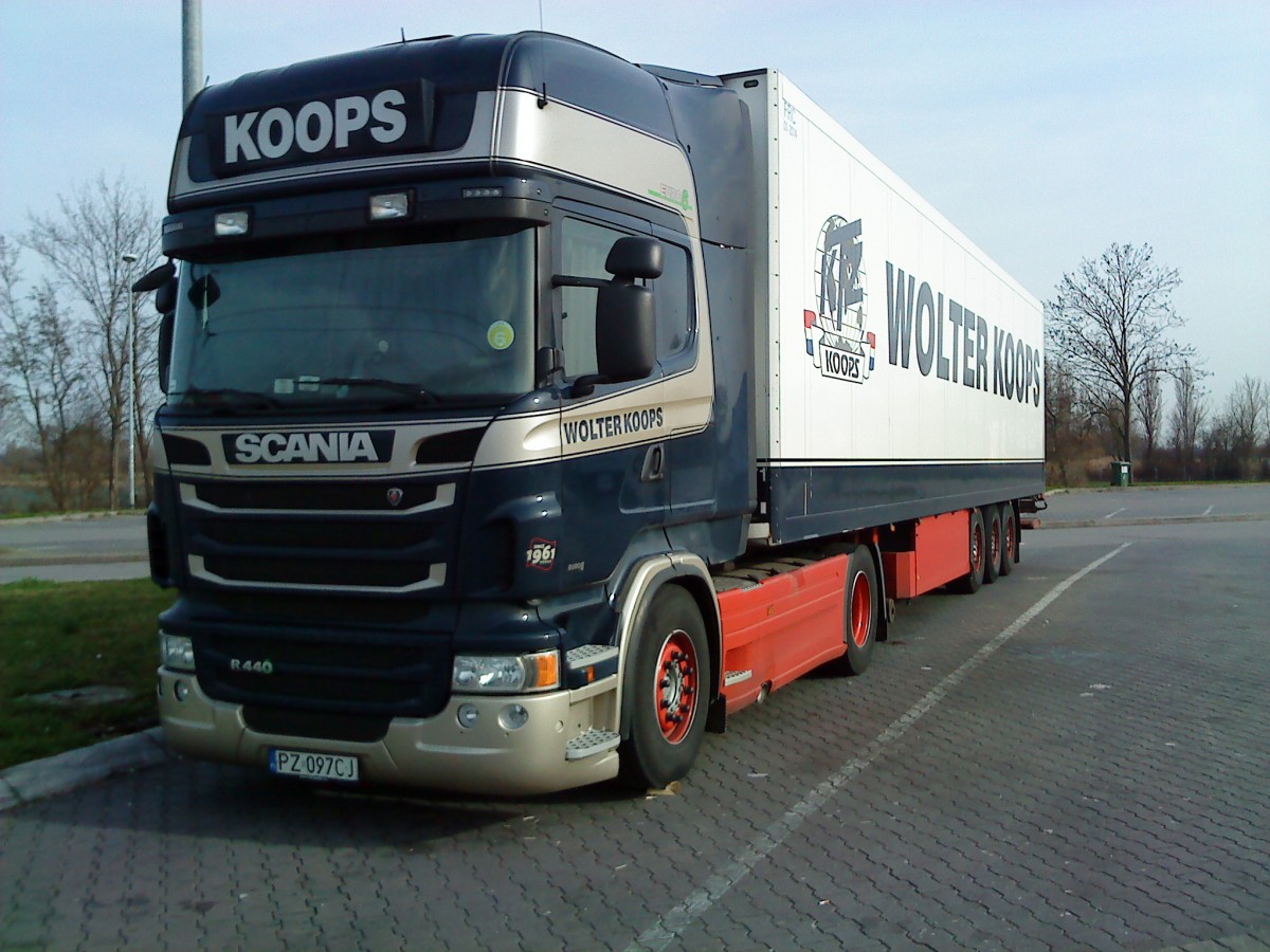 SZM SCANIA R 440 mit Khlkofferauflieger der Spedition Wolter Koops gesehen auf dem Rasthof Dannstadt an der A 61 am 18.02.2014