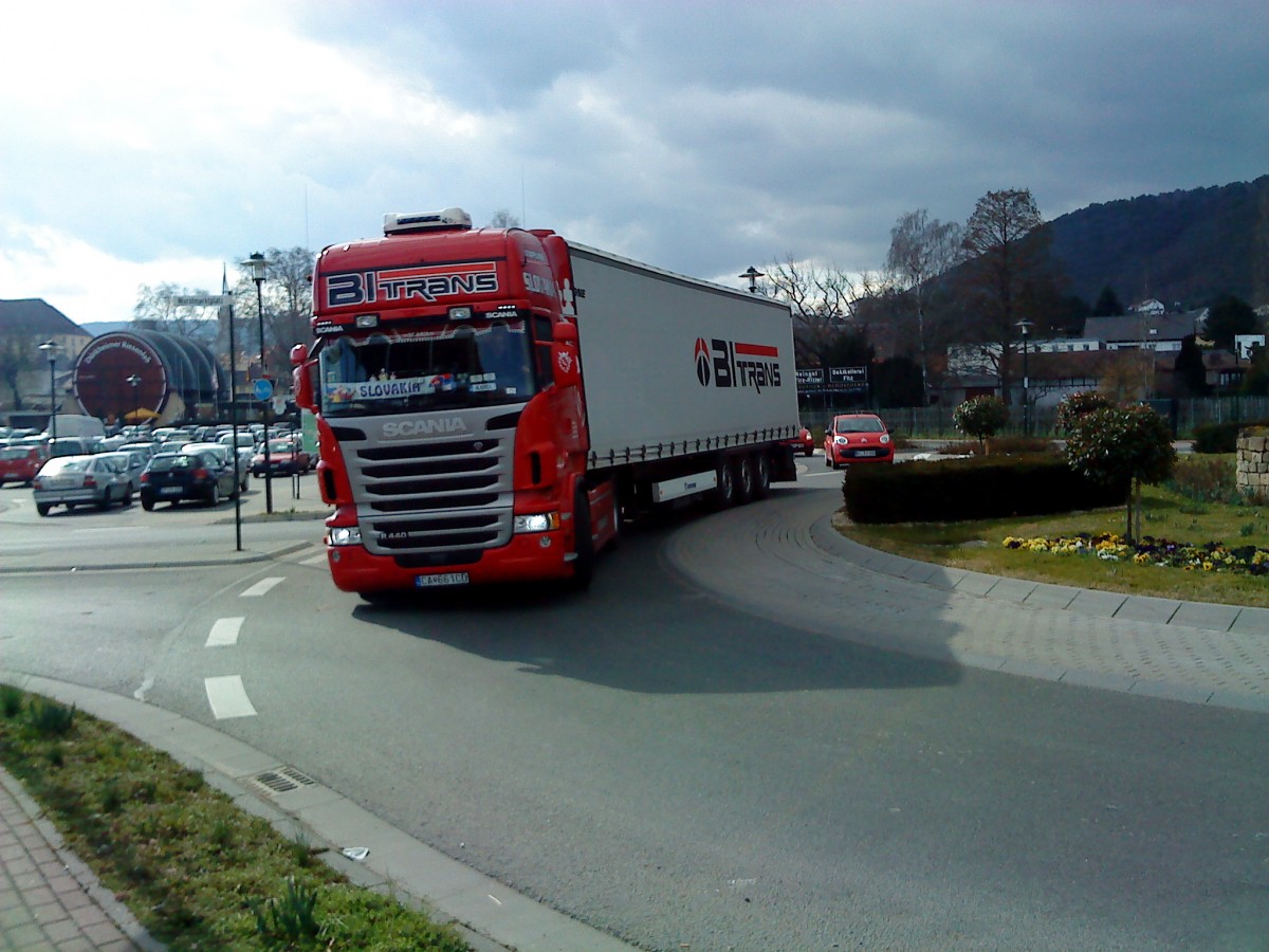 SZM SCANIA R 440 mit Pritsche-Planen-Auflieger der Spedition BITrans gesehen in Bad Drkheim am 12.03.2014