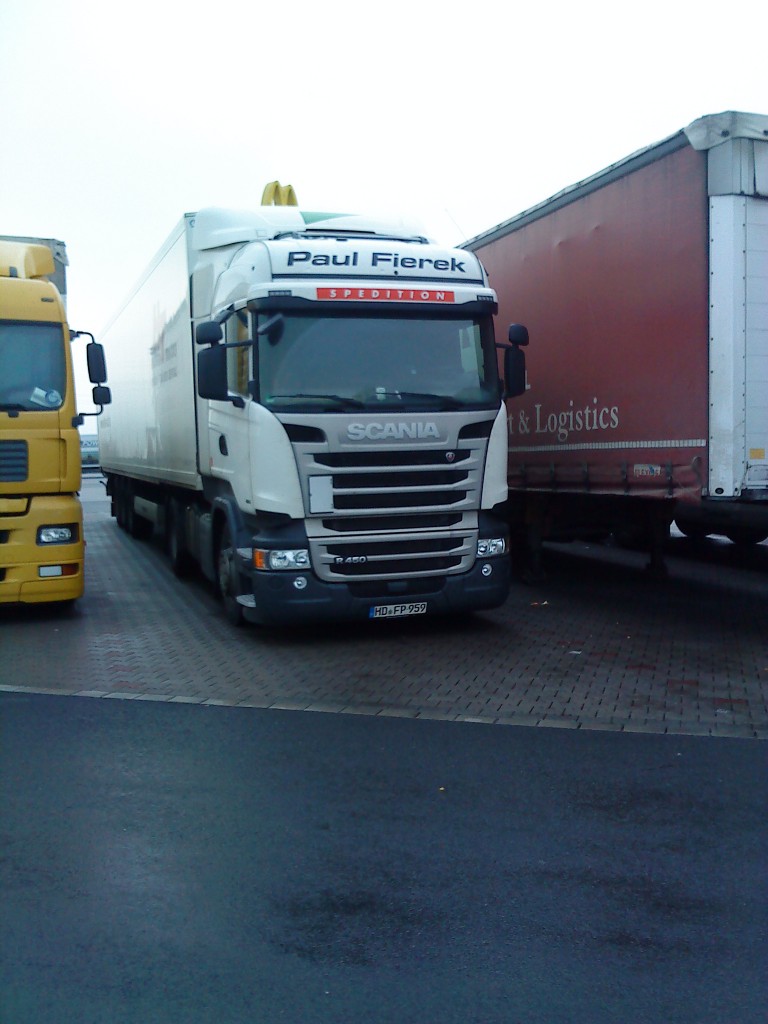 SZM SCANIA R 450 mit Khlkofferauflieger der Spedition Paul Fiereck auf dem Autohof in Grnstadt am 21.11.2013