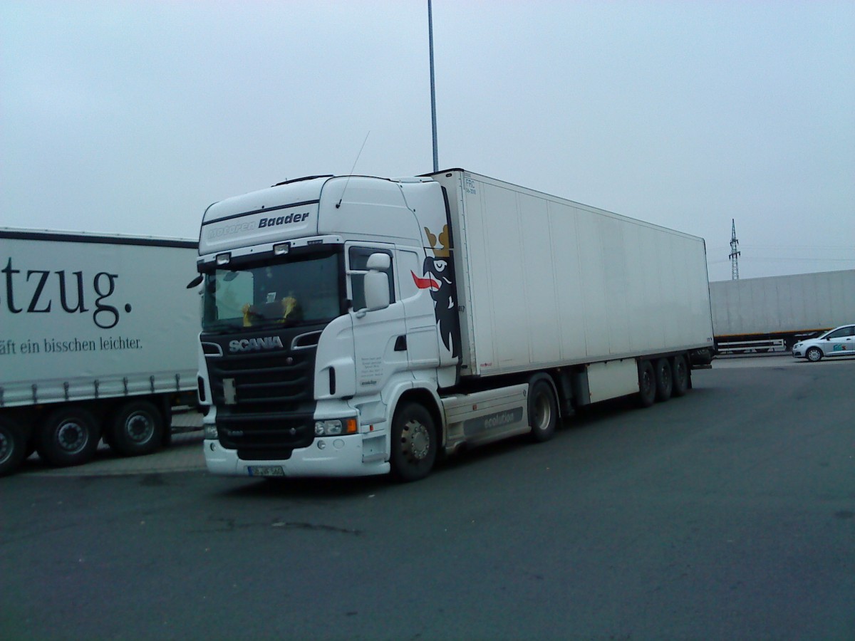 SZM SCANIA R 460 mit Khlkofferauflieger der Spedition Baader auf dem Autohof in Grnstadt am 19.11.2013