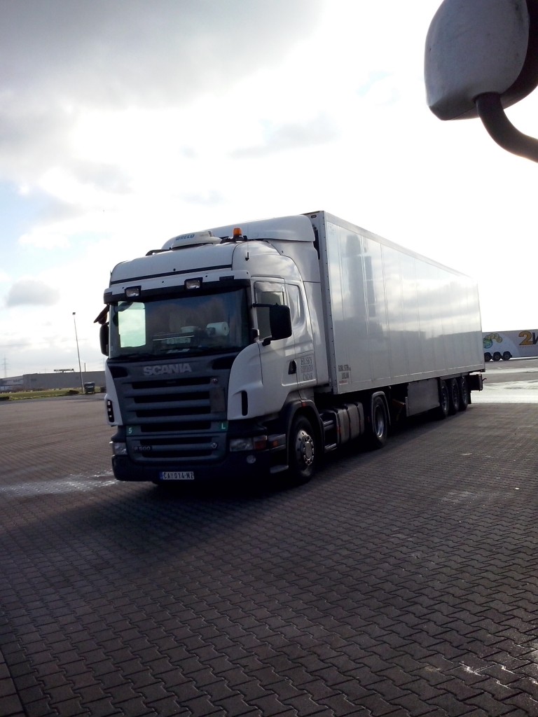 SZM SCANIA R 500 mit Khlkofferauflieger gesehen auf dem Autohof in Grnstadt am 12.02.2014