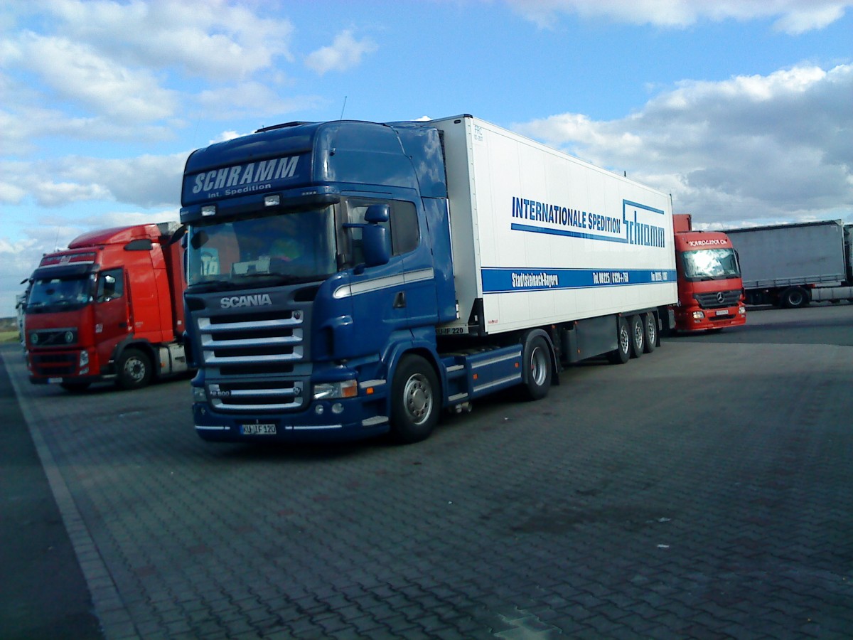 SZM SCANIA R 500 mit Khlkofferauflieger der Spedition Schramm gesehen auf dem Autohof in Grnstadt am 18.02.2014