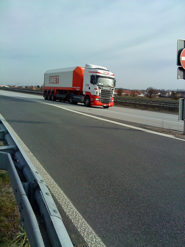 SZM SCANIA R 500 mit Spezialkoffer-Auflieger gesehen auf der A 6 Hhe Grnstadt am 18.02.2014