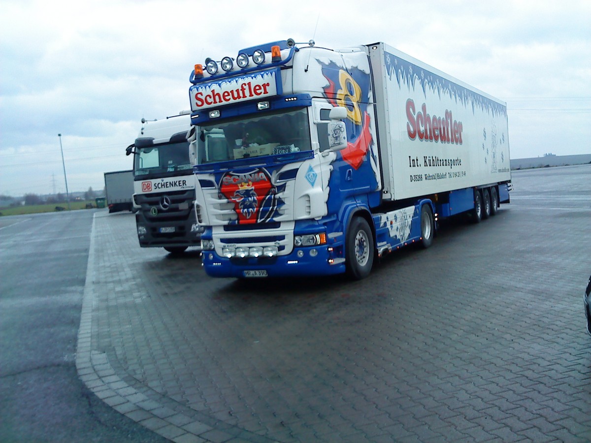 SZM SCANIA R 560 mit Khlkofferauflieger Spedition Scheufler Int. Khltransporte auf dem Autohof in Grnstadt am 19.12.2013