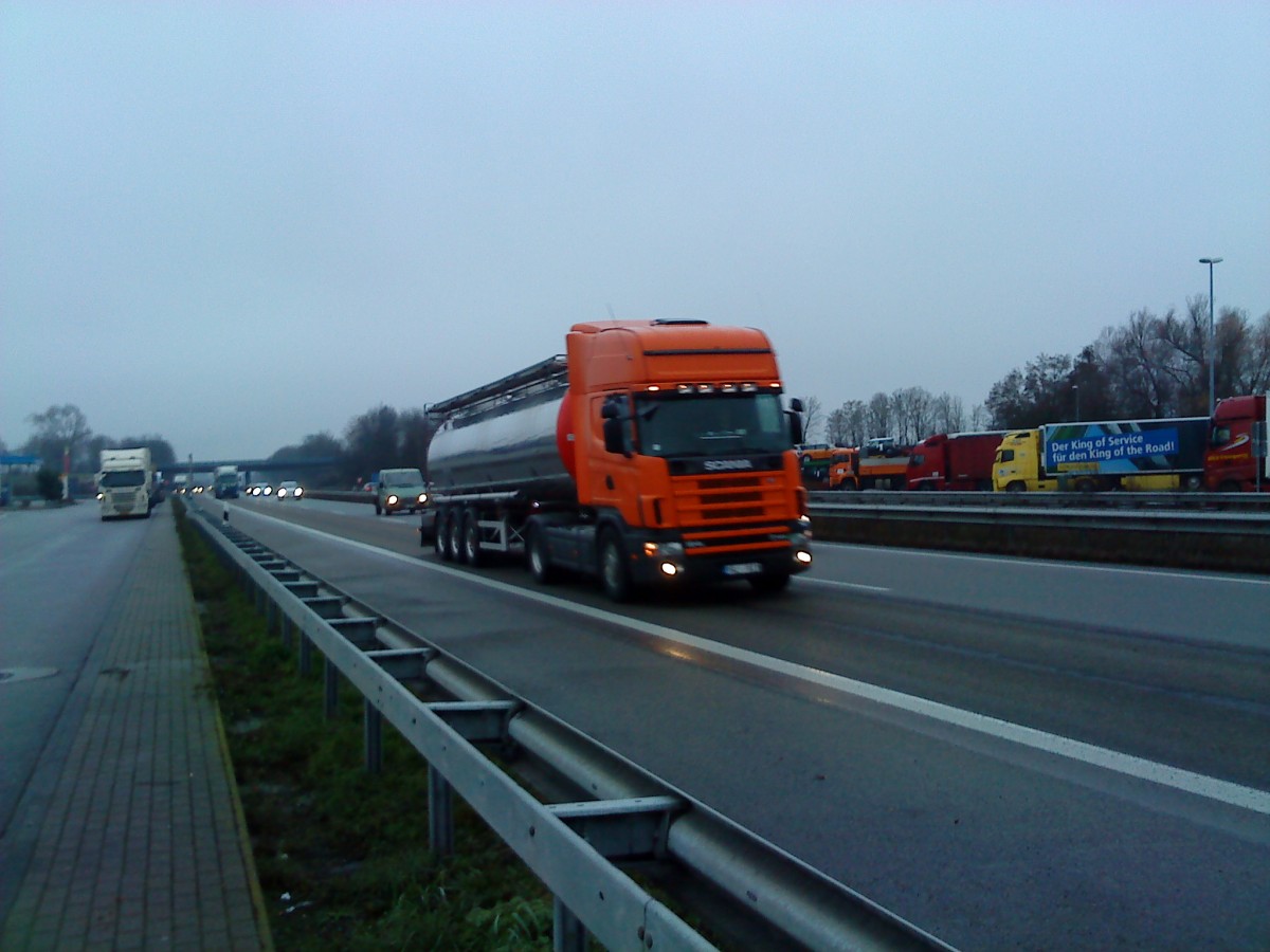 SZM SCNIA R 420 mit Chemietankauflieger gesehen auf der A 61 Raststtte Dannstadt am 14.01.2014