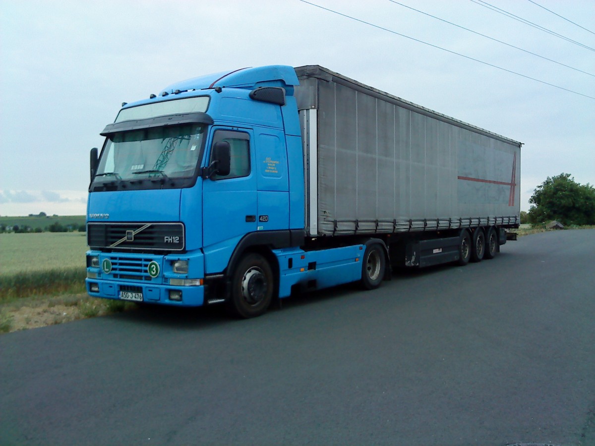 SZM Volvo FH 12 mit Pritsche-Planen-Auflieger auf dem Autohof in Grnstadt am 16.06.2014