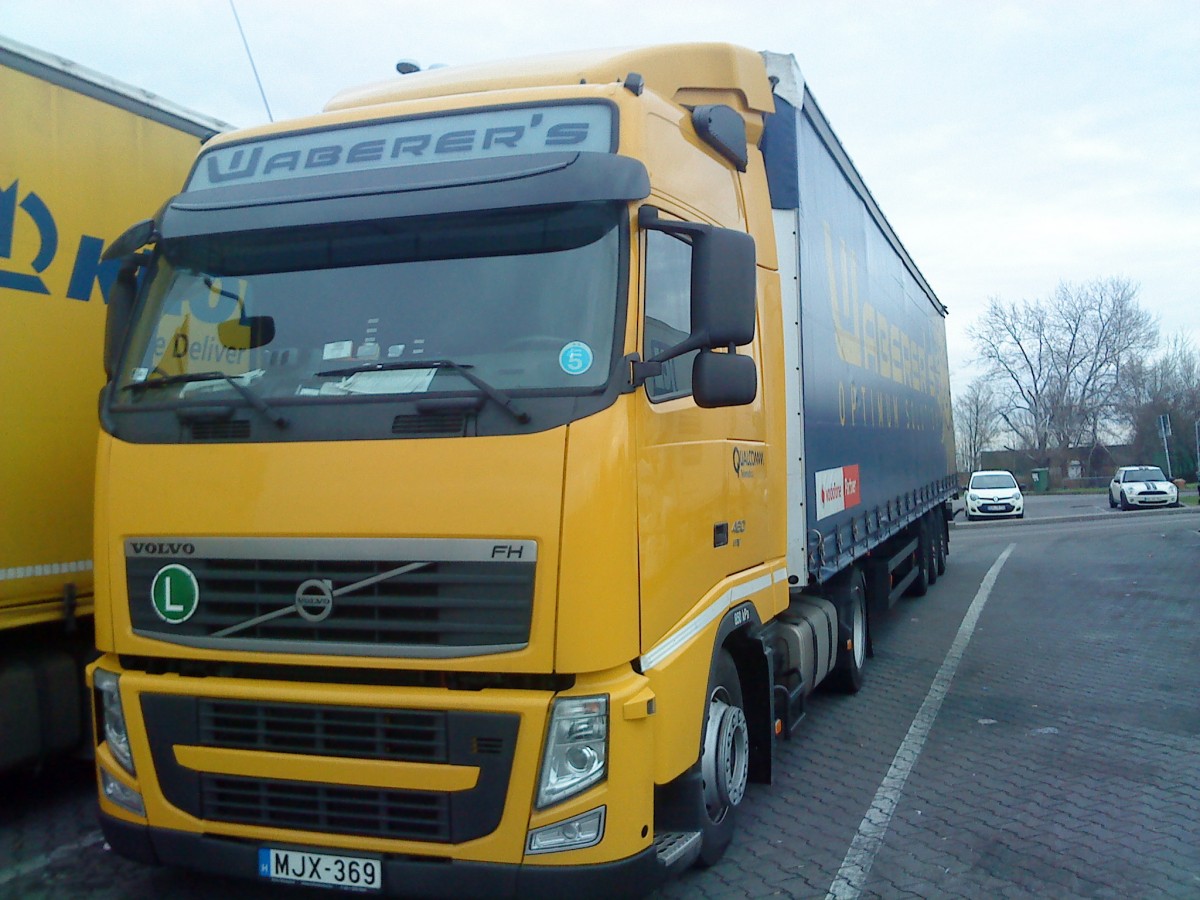 SZM Volvo FH 460 mit Pritsche-Planen-Auflieger der Spedition Waberer´s gesehen auf dem Parkplatz der Raststtte Dannstadt an der A 61 am 16.01.2014