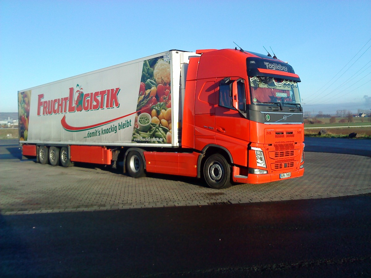 SZM Volvo FH 480 mit Khlkofferauflieger der Spedition Fruchtlogistik auf dem Autohof in Grnstadt am 30.12.2013