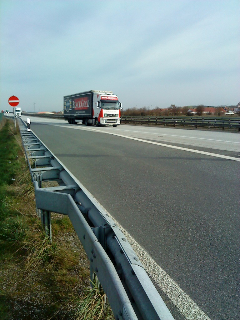 SZM VOLVO FH Globetrotter mit Pritsche-Planen-Auflieger gesehen auf der A 6 Hhe Grnstadt am 18.02.2014