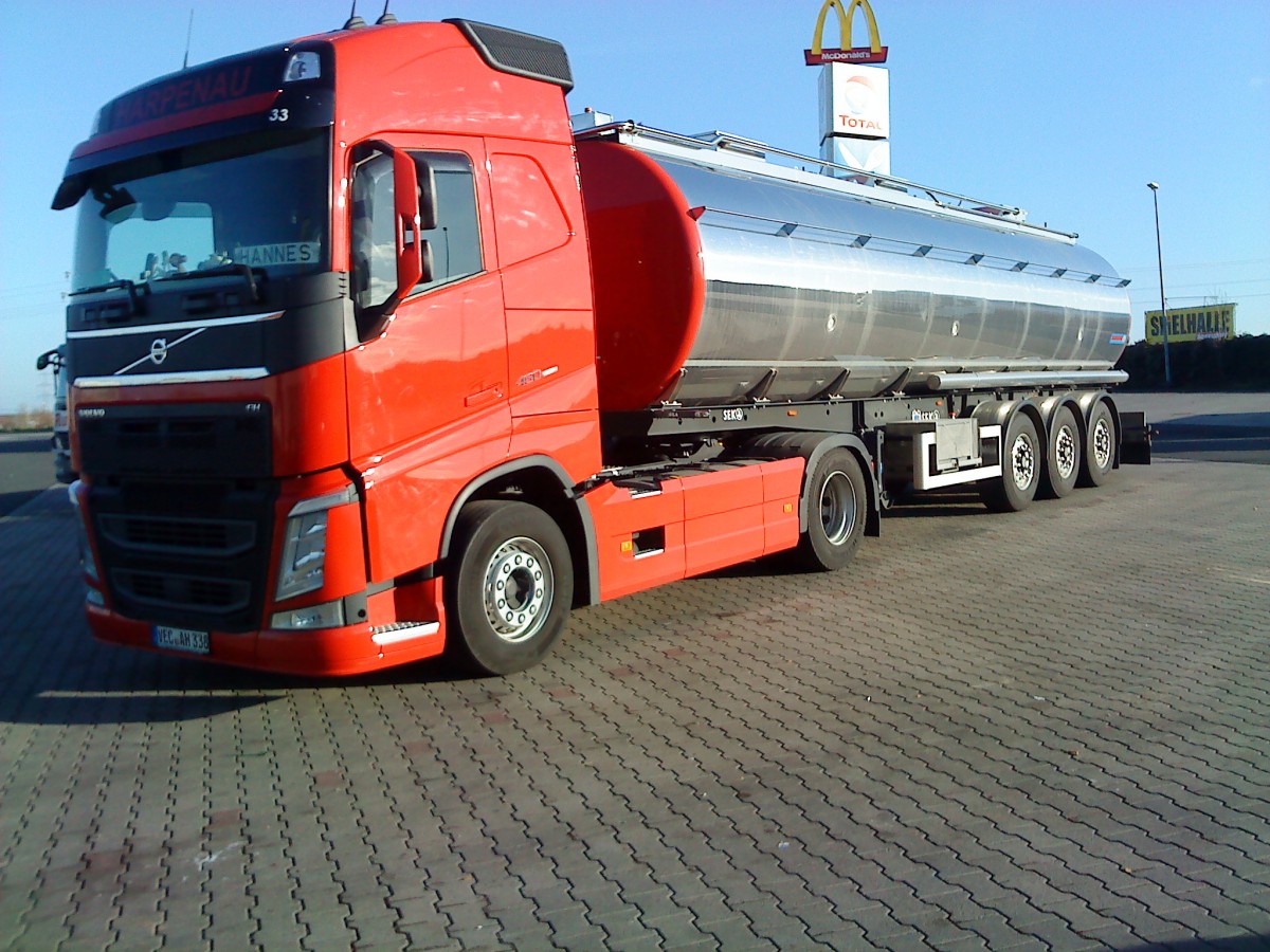 SZM Volvo FH mit Euro6 Norm mit Tankauflieger auf dem Autohof in Grünstadt am 02.12.2013