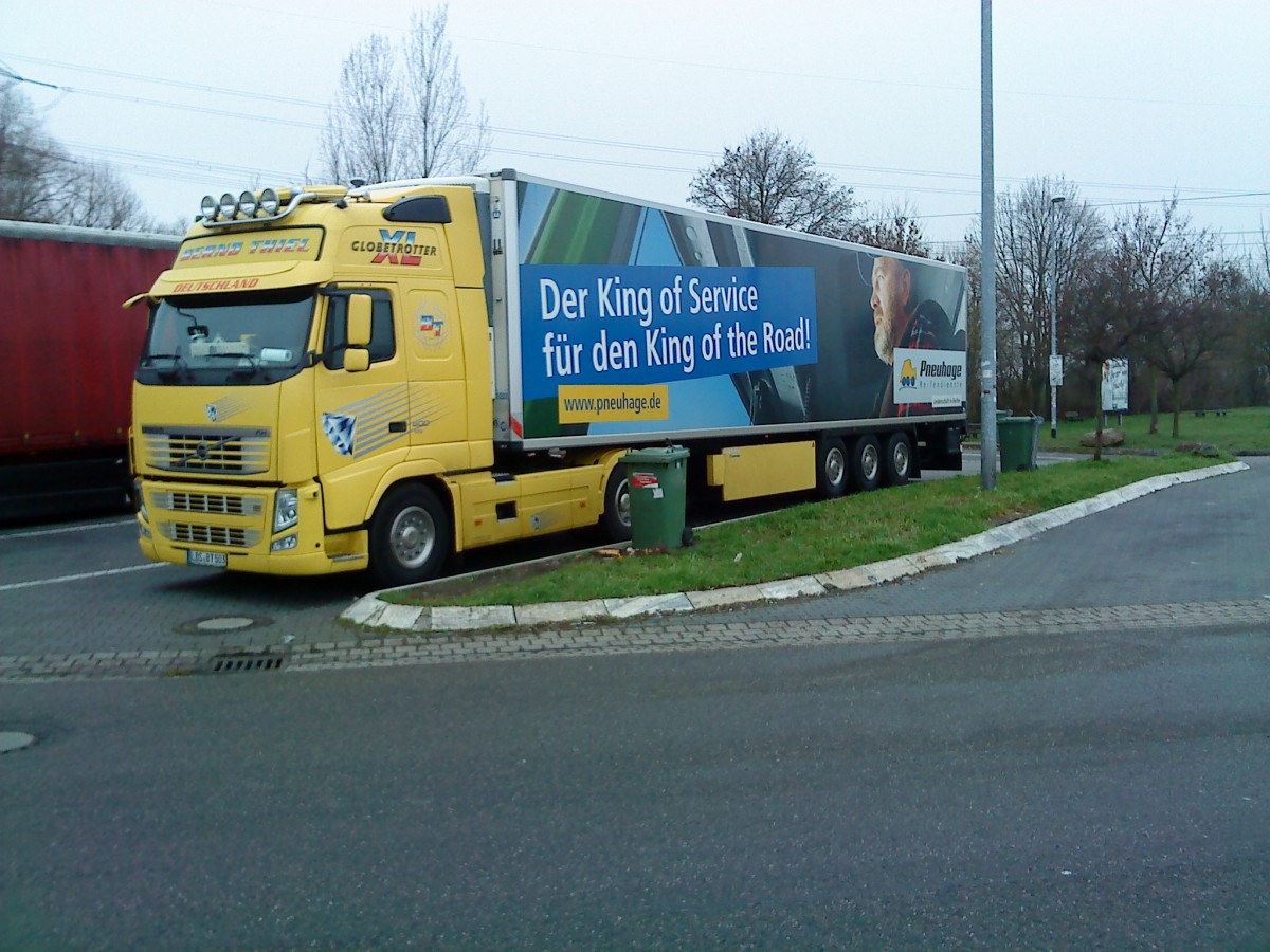 SZM Volvo FH mit Kofferauflieger der Spedition Bernd Thiel gesehen auf dem Parkplatz der Raststtte Dannstadt an der A 61 am 14.11.2014