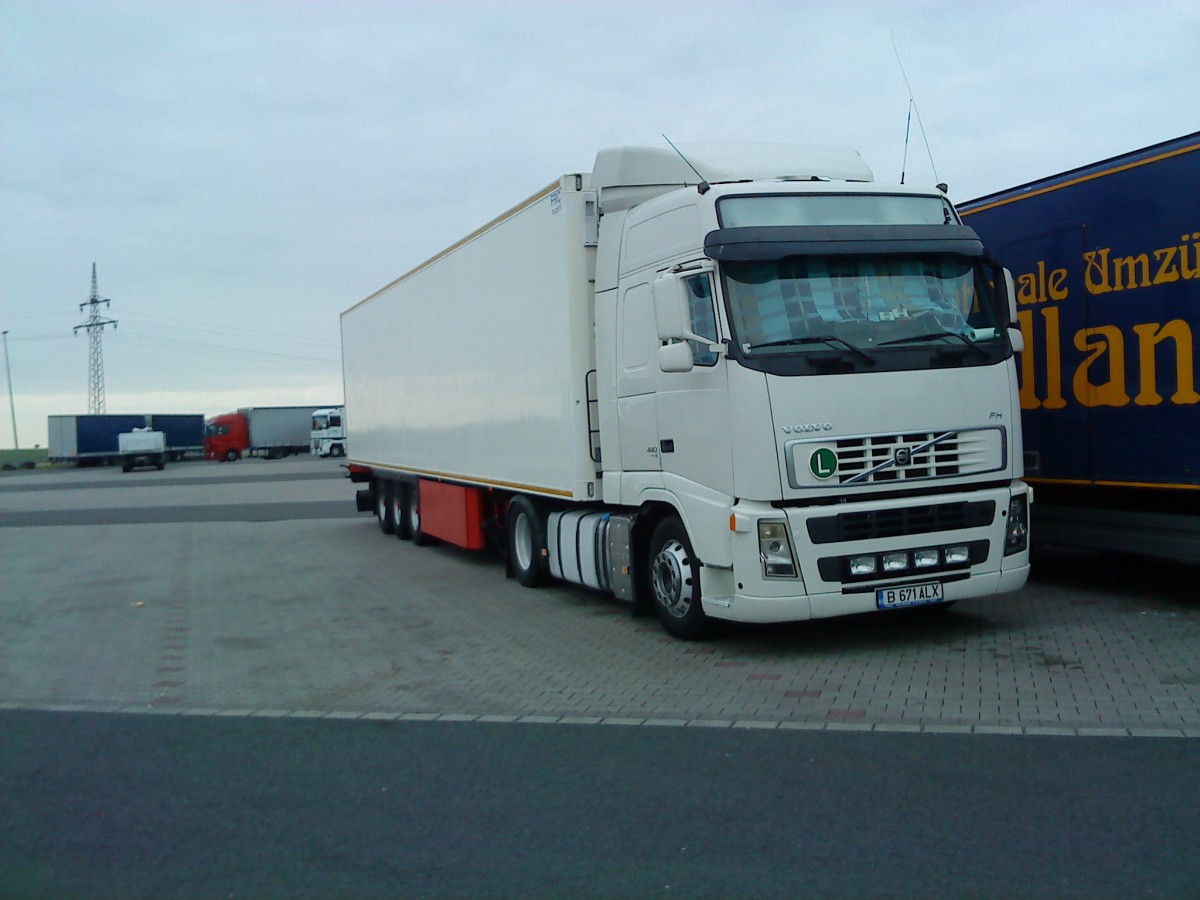 SZM Volvo FH mit Khlkoffer-Auflieger gesehen auf dem Autohof in Grnstadt am 14.07.2014