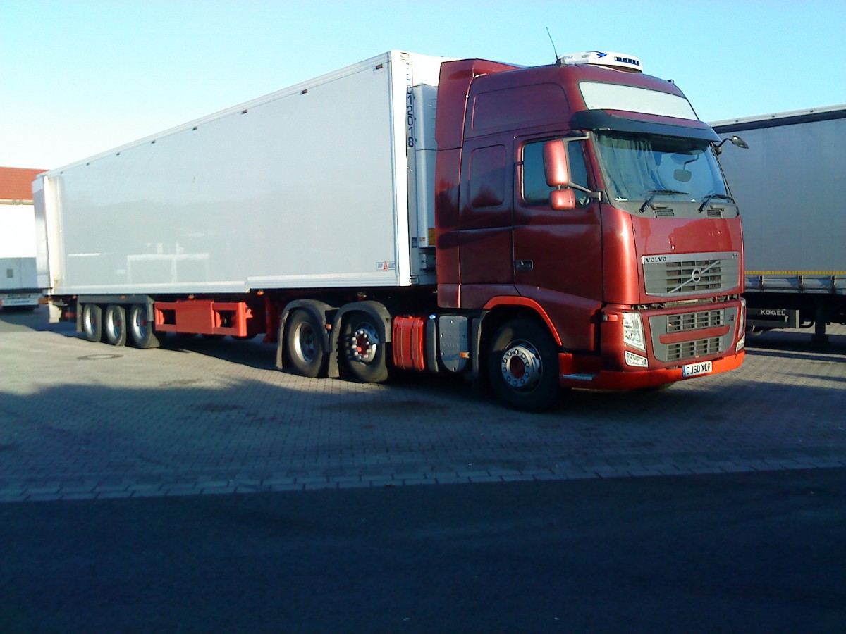 SZM Volvo FH mit Khlkofferauflieger auf dem Autohof in Grnstadt am 25.11.2013