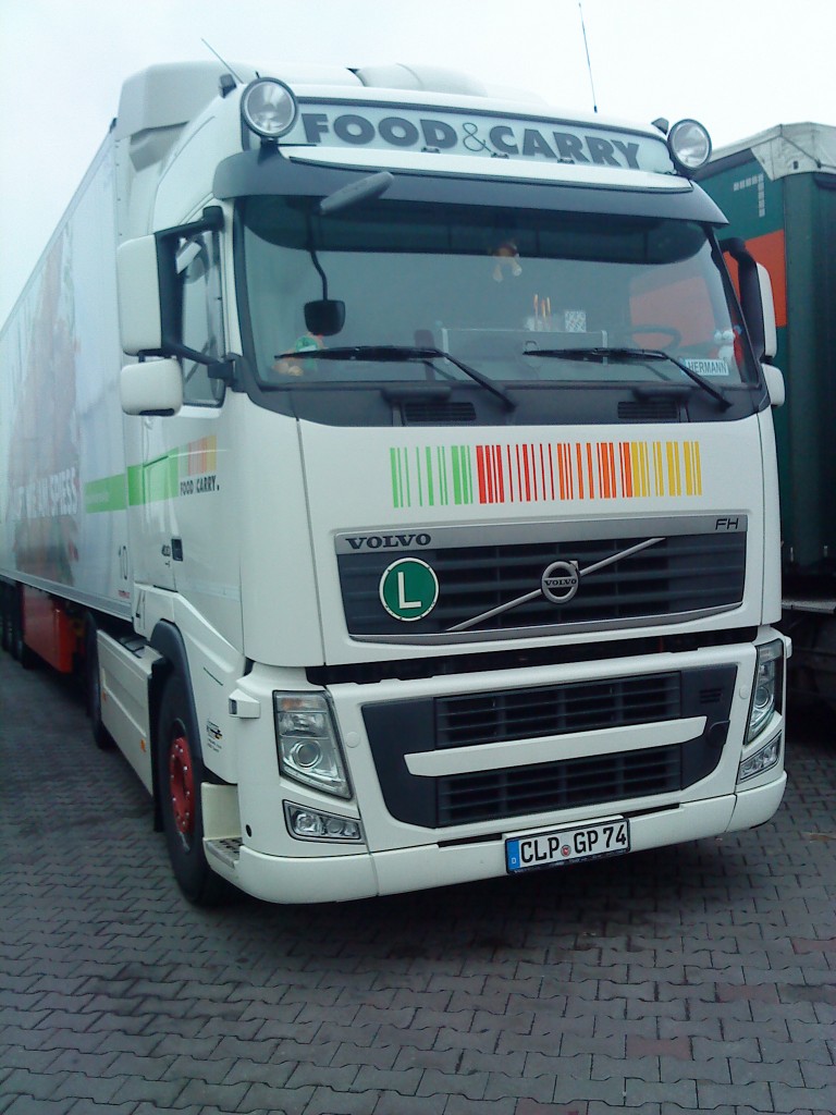 SZM Volvo FH mit Khlkofferauflieger der Firma Food & Carry gesehen auf dem Parkplatz am Autohof Grnstadt am 03.02.2014