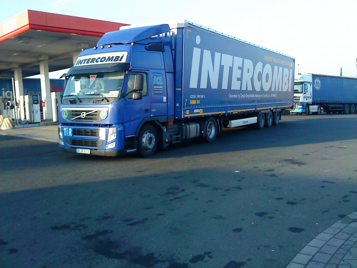 SZM Volvo FH mit Pritsche-Planen-Auflieger der Spedition Intercombi auf dem Autohof in Grnstadt am 26.11.2013